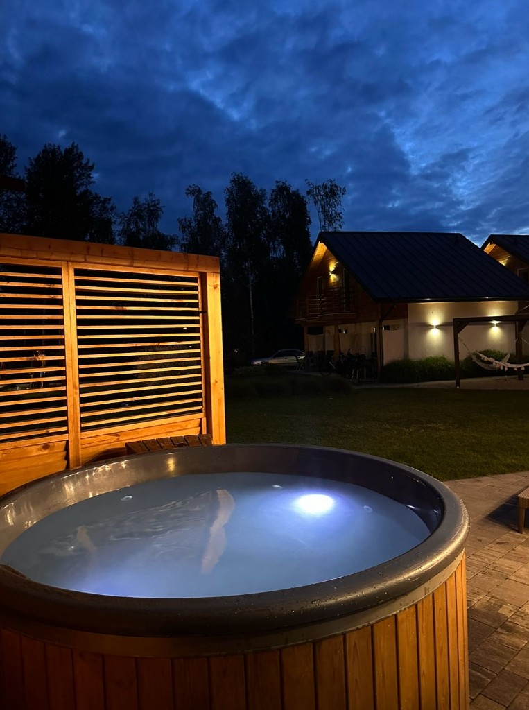 Jacuzzi wieczorem z podświetleniem