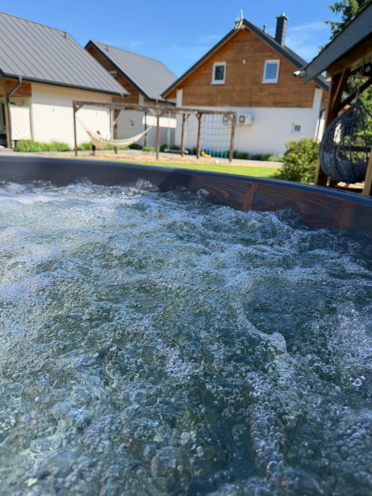 Jacuzzi na terenie Domków na Hamaku — dzień